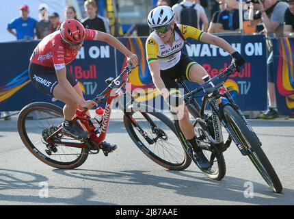 Tschechische Republik. 13.. Mai 2022. L-R Alessandra Keller aus der Schweiz und Rebecca Ellen McConnell aus Australien treten am 13. Mai 2022 im tschechischen Nove Mesto na Morave beim UCI MTB World Cup, Cross-Country Short Track, an. (CTK Photo/Lubos Pavlicek) Quelle: CTK/Alamy Live News Stockfoto