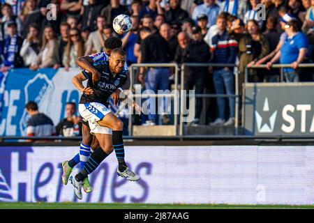 EINDHOVEN, NIEDERLANDE - 13. MAI: Justin Ogenia vom FC Eindhoven, Johnatan Opoku von De Graafschap während der niederländischen Keukenkampioendivisie - Playoffs - Runde 1 Spiel zwischen FC Eindhoven und De Graafschap im Jan Louwers Stadion am 13. Mai 2022 in Eindhoven, Niederlande (Foto von Rene Nijhuis/Orange Picters) Quelle: Orange Pics BV/Alamy Live News Stockfoto