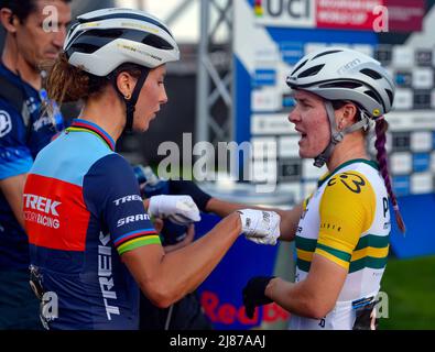 Tschechische Republik. 13.. Mai 2022. L-R Jolanda Neff aus der Schweiz und Rebecca Ellen McConnell aus Australien werden während des UCI MTB World Cup, Cross-Country Short Track, am 13. Mai 2022 in Nove Mesto na Morave, Tschechien, zu sehen sein. (CTK Photo/Lubos Pavlicek) Quelle: CTK/Alamy Live News Stockfoto