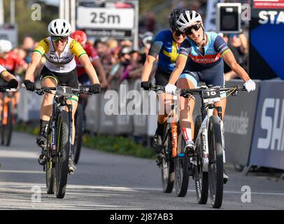 Tschechische Republik. 13.. Mai 2022. L-R Rebecca Ellen McConnell aus Australien, Jenny Rissveds aus Schweden und Jolanda Neff aus der Schweiz treten am 13. Mai 2022 in Nove Mesto na Morave, Tschechien, beim UCI MTB World Cup, Cross-Country Short Track, an. (CTK Photo/Lubos Pavlicek) Quelle: CTK/Alamy Live News Stockfoto