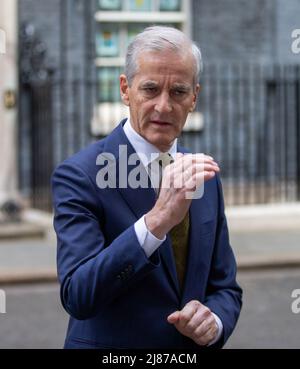 13. Mai 2022, London, England, Großbritannien: Der norwegische Premierminister JONAS GAHR WIRD vor der Downing Street 10 mit der Presse sprechen. (Bild: © Tayfun Salci/ZUMA Press Wire) Stockfoto