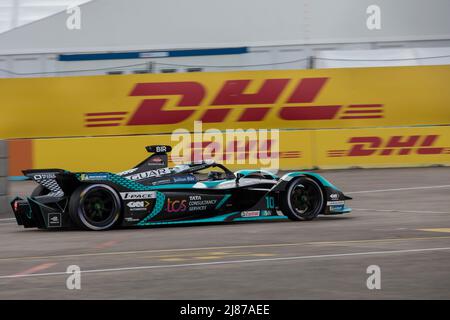 Berlin, 13.. Mai 2022. 2022 Shell Recharge Berlin E-Prix, 2021-22 ABB FIA Formel E Weltmeisterschaft, Tempelhof Airport Circuit in Berlin, Deutschland im Bild: #10 Sam BIRD (GBR) of Jaguar TCS Racing © Piotr Zajac/Alamy Live News Stockfoto