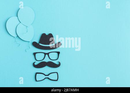 Schneiden Sie Papierfiguren auf blauem Hintergrund mit blauen Ballons. Vatertag Konzept. Manntag. Speicherplatz kopieren. Stockfoto