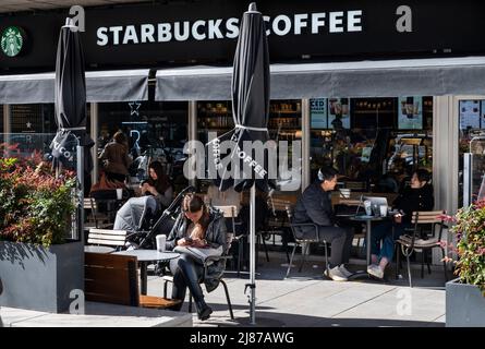 Madrid, Spanien. 20. April 2022. Gäste werden in der amerikanischen multinationalen Kette Starbucks Coffee Store in Spanien gesehen. (Bild: © Xavi Lopez/SOPA Images via ZUMA Press Wire) Stockfoto