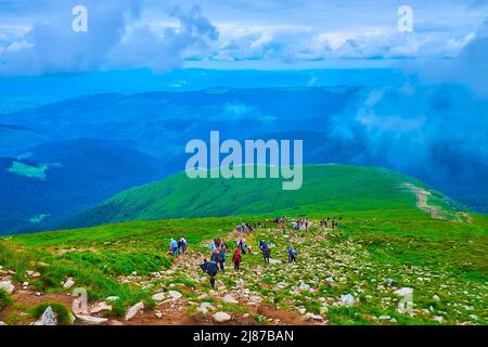 Der überfüllte Steilhang des Berges Hoverla, einer der beliebtesten Orte und der höchste Punkt der Ukraine, Chornohora-Gebirge, Karpaten Stockfoto