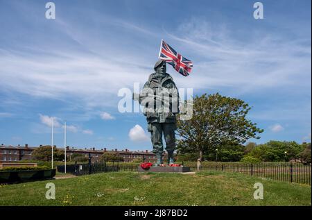 Yomper-Statue vor dem Eingang zum ehemaligen Royal Marines Museum an der Küste von Southsea in Portsmouth, England. Stockfoto