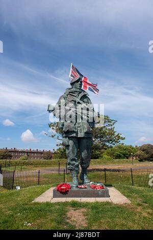 Yomper-Statue vor dem Eingang zum ehemaligen Royal Marines Museum an der Küste von Southsea in Portsmouth, England. Stockfoto