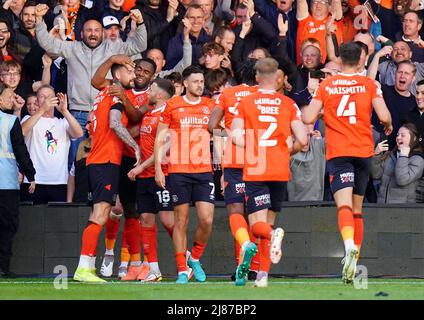 Sonny Bradley von Luton Town (links) feiert mit seinen Teamkollegen, nachdem sie während des Play-off-Halbfinalspiels in der Sky Bet League in der Kenilworth Road, Luton, das erste Tor ihrer Mannschaft erzielt hatten. Bilddatum: Freitag, 13. Mai 2022. Stockfoto