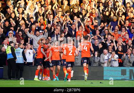 Sonny Bradley von Luton Town (links) feiert mit seinen Teamkollegen, nachdem sie während des Play-off-Halbfinalspiels in der Sky Bet League in der Kenilworth Road, Luton, das erste Tor ihrer Mannschaft erzielt hatten. Bilddatum: Freitag, 13. Mai 2022. Stockfoto