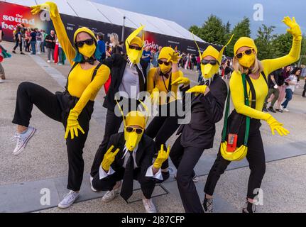 Turin, Italien. 13.. Mai 2022. Musikfans der Band Subwoolfer aus Norwegen feiern vor dem Start der zweiten Generalprobe zum Finale des Eurovision Song Contest (ESC) 2022. Der internationale Musikwettbewerb findet zum 66.. Mal statt. Am 14.05.2022 wird der Gewinner im Finale ausgewählt. Quelle: Jens Büttner/dpa/Alamy Live News Stockfoto