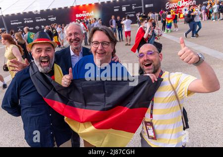 Turin, Italien. 13.. Mai 2022. ESC-Fans aus Deutschland feiern vor dem Start der zweiten Generalprobe zum Finale des Eurovision Song Contest (ESC) 2022. Der internationale Musikwettbewerb findet zum 66.. Mal statt. Am 14.05.2022 wird der Gewinner im Finale ausgewählt. Quelle: Jens Büttner/dpa/Alamy Live News Stockfoto