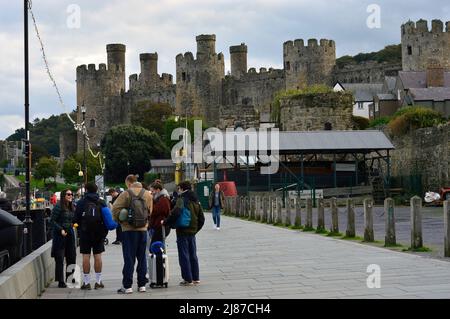 CONWY; CONWY COUNTY; WALES; 10-16-21. Der Hafen am Fluss Conwy mit der beeindruckenden Burg der Stadt, die von König Edward 1. im Hintergrund erbaut wurde. Stockfoto