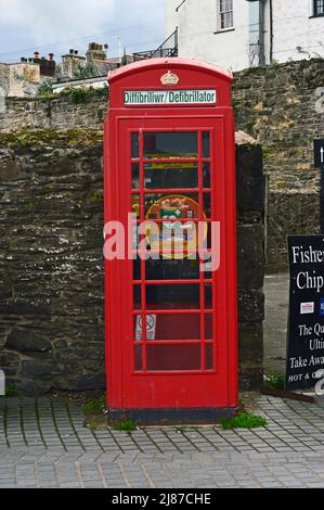 CONWY; CONWY COUNTY; WALES; 10-16-21. Der Hafen auf dem Fluss Conwy mit einem alten roten Telefonkasten in einen Defibrillator Punkt mit der gesetzlichen umgewandelt Stockfoto