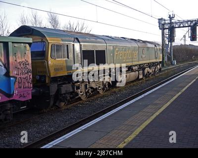 WARRINGTON. „HES“. ENGLAND. 10-30-21. Der Bahnhof Bank Quay und die Freightliner-Lokomotive 66614 warten auf die Freigabe, um die Westküste nach Süden zu fahren Stockfoto