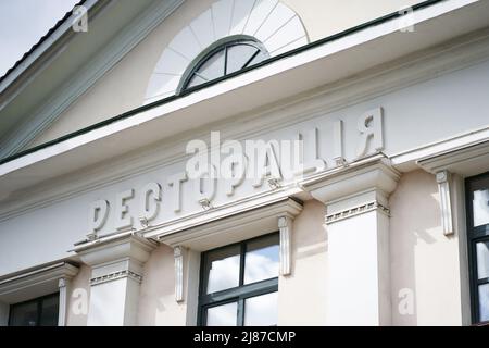 Betongebäude in grauer Farbe. Auf dem Gebäude ist der Text: Restaurant. Ein Restaurant unter dem Dach auf einer Stadtstraße. Hochwertige Fotos Stockfoto