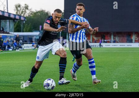 EINDHOVEN, NIEDERLANDE - 13. MAI: Johnatan Opoku von De Graafschap, Justin Ogenia vom FC Eindhoven während der niederländischen Keukenkampioendivisie - Playoffs - Runde 1 Spiel zwischen FC Eindhoven und De Graafschap im Jan Louwers Stadion am 13. Mai 2022 in Eindhoven, Niederlande (Foto von Rene Nijhuis/Orange Picters) Quelle: Orange Pics BV/Alamy Live News Stockfoto