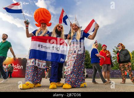 Turin, Italien. 13.. Mai 2022. Musikfans der Band S10 aus den Niederlanden feiern vor dem Beginn der zweiten Generalprobe für das Finale des Eurovision Song Contest (ESC) 2022. Der internationale Musikwettbewerb findet zum 66.. Mal statt. Am 14.05.2022 wird der Gewinner im Finale ausgewählt. Quelle: Jens Büttner/dpa/Alamy Live News Stockfoto