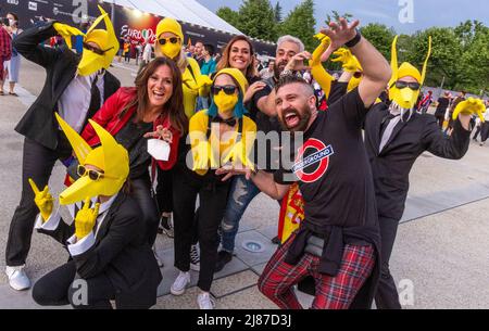 Turin, Italien. 13.. Mai 2022. Musikfans der Band Subwoolfer aus Norwegen feiern vor dem Start der zweiten Generalprobe zum Finale des Eurovision Song Contest (ESC) 2022. Der internationale Musikwettbewerb findet zum 66.. Mal statt. Am 14.05.2022 wird der Gewinner im Finale ausgewählt. Quelle: Jens Büttner/dpa/Alamy Live News Stockfoto