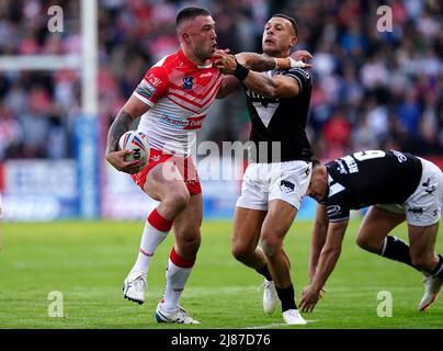 St Helens' Curtis Sironen (links) wird vom FC Hull Carlos Tuimavave während des Matches der Betfred Super League im total Wicked Stadium, St. Helens, angegangen. Bilddatum: Freitag, 13. Mai 2022. Stockfoto