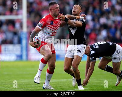 St Helens' Curtis Sironen (links) wird vom FC Hull Carlos Tuimavave während des Matches der Betfred Super League im total Wicked Stadium, St. Helens, angegangen. Bilddatum: Freitag, 13. Mai 2022. Stockfoto