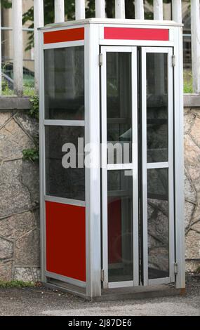Die sehr alte Telefonzelle wurde auf dem Bürgersteig geschlossen, bevor sie von der Telefongesellschaft stillgelegt wurde Stockfoto