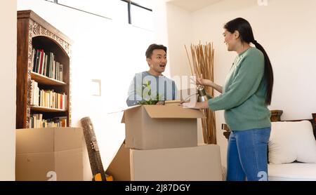 Aufgeregt junge asiatische Paar Auboxen in neue Wohnung Stockfoto