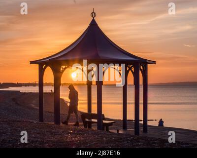 Sheerness, Kent, Großbritannien. 13.. Mai 2022. UK Wetter: Sonnenuntergang in Sheerness, Kent. Kredit: James Bell/Alamy Live Nachrichten Stockfoto