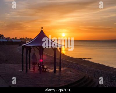 Sheerness, Kent, Großbritannien. 13.. Mai 2022. UK Wetter: Sonnenuntergang in Sheerness, Kent. Kredit: James Bell/Alamy Live Nachrichten Stockfoto