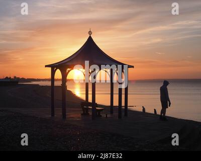 Sheerness, Kent, Großbritannien. 13.. Mai 2022. UK Wetter: Sonnenuntergang in Sheerness, Kent. Kredit: James Bell/Alamy Live Nachrichten Stockfoto