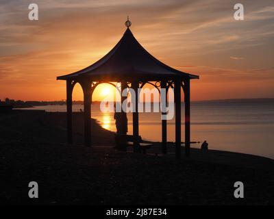 Sheerness, Kent, Großbritannien. 13.. Mai 2022. UK Wetter: Sonnenuntergang in Sheerness, Kent. Kredit: James Bell/Alamy Live Nachrichten Stockfoto