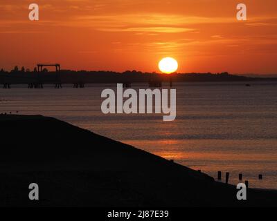 Sheerness, Kent, Großbritannien. 13.. Mai 2022. UK Wetter: Sonnenuntergang in Sheerness, Kent. Kredit: James Bell/Alamy Live Nachrichten Stockfoto