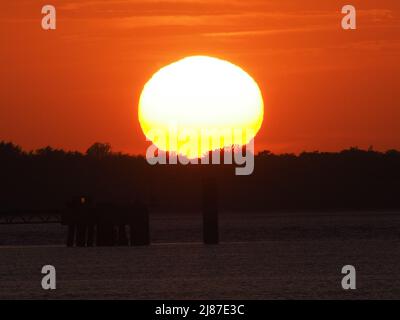 Sheerness, Kent, Großbritannien. 13.. Mai 2022. UK Wetter: Sonnenuntergang in Sheerness, Kent. Kredit: James Bell/Alamy Live Nachrichten Stockfoto