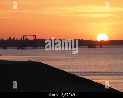 Sheerness, Kent, Großbritannien. 13.. Mai 2022. UK Wetter: Sonnenuntergang in Sheerness, Kent. Kredit: James Bell/Alamy Live Nachrichten Stockfoto