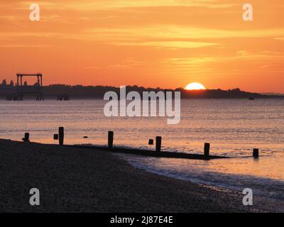 Sheerness, Kent, Großbritannien. 13.. Mai 2022. UK Wetter: Sonnenuntergang in Sheerness, Kent. Kredit: James Bell/Alamy Live Nachrichten Stockfoto