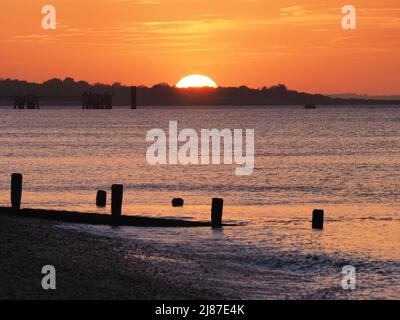 Sheerness, Kent, Großbritannien. 13.. Mai 2022. UK Wetter: Sonnenuntergang in Sheerness, Kent. Kredit: James Bell/Alamy Live Nachrichten Stockfoto