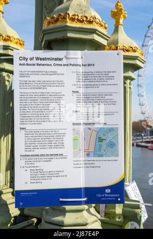 Warnhinweis zur Stadt Westminster auf der Westminster Bridge. Anti-Sozialverhaltenskriminalität und Polizeigesetz 2014. Stoppen von Straßenspielen, Spielen, Wetten Stockfoto