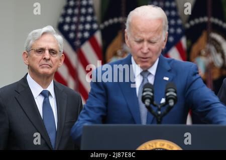 Washington, USA. 13.. Mai 2022. Generalanwalt Merrick Garland sieht zu, wie US-Präsident Joe Biden während einer Veranstaltung zu Ehren der Stanley Cup Champions 2020 und 2021, Tampa Bay Lightning, auf dem South Lawn im Weißen Haus am 25. April 2022 in Washington, DC, spricht. (Foto von Oliver Contreras/SIPA USA) Quelle: SIPA USA/Alamy Live News Stockfoto