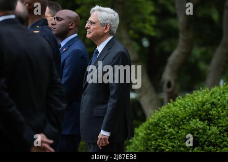 Washington, USA. 13.. Mai 2022. Generalanwalt Merrick Garland sieht zu, wie US-Präsident Joe Biden während einer Veranstaltung zu Ehren der Stanley Cup Champions 2020 und 2021, Tampa Bay Lightning, auf dem South Lawn im Weißen Haus am 25. April 2022 in Washington, DC, spricht. (Foto von Oliver Contreras/SIPA USA) Quelle: SIPA USA/Alamy Live News Stockfoto