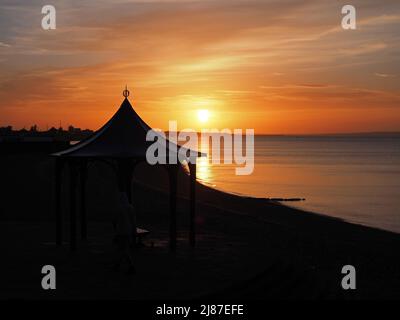 Sheerness, Kent, Großbritannien. 13.. Mai 2022. UK Wetter: Sonnenuntergang in Sheerness, Kent. Kredit: James Bell/Alamy Live Nachrichten Stockfoto