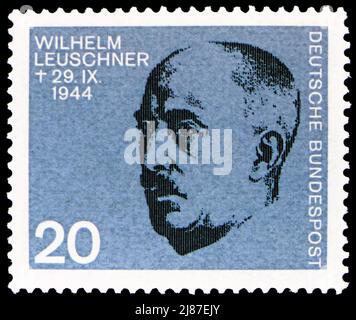 MOSKAU, RUSSLAND - 10. APRIL 2022: Die in Deutschland gedruckte Briefmarke zeigt Leuschner, Wilhelm, 20.. Jahrestag des Attentats auf Adolf Hitler Stockfoto