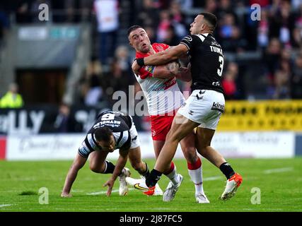 St Helens' Curtis Sironen (Mitte) wird von Carlos Tuimavave (rechts) des Hull FC während des Matches der Betfred Super League im total Wicked Stadium, St. Helens, angegangen. Bilddatum: Freitag, 13. Mai 2022. Stockfoto