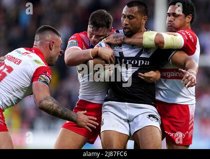 Die Ligi Sao (Mitte) von Hull FC wird von Sione Mata'utia (rechts) und Ben Davies während des Betfred Super League-Spiels im total Wicked Stadium, St. Helens, angegangen. Bilddatum: Freitag, 13. Mai 2022. Stockfoto