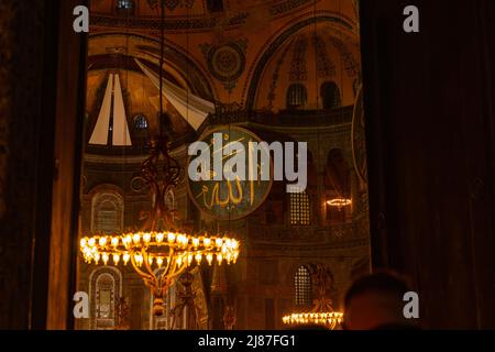 Hagia Sophia oder Ayasofya. Kalligraphie des Namens Allahs in der Hagia Sophia. Islamisches Hintergrundbild. Istanbul Türkei - 3.27.2022 Stockfoto