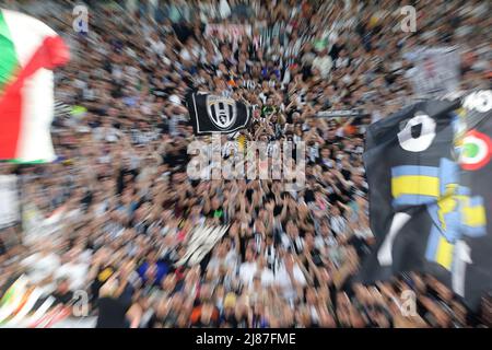 Rom, Italien, 11.. Mai 2022. Juventus-Fans beim Spiel Coppa Italia im Stadio Olimpico, Rom. Bildnachweis sollte lauten: Jonathan Moscrop / Sportimage Stockfoto