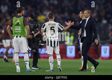 Rom, Italien, 11.. Mai 2022. Massimiliano Allegri Cheftrainer von Juventus schüttelt sich nach dem letzten Pfiff des Coppa Italia-Spiels im Stadio Olimpico, Rom, die Hände gegen Arthur von Juventus. Bildnachweis sollte lauten: Jonathan Moscrop / Sportimage Stockfoto