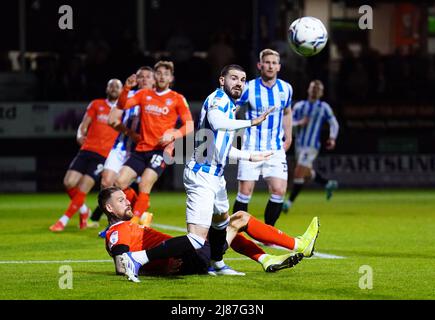 Sonny Bradley von Luton Town (links) und Pipa von Huddersfield Town kämpfen während des Play-off-Halbfinalspiels der Sky Bet League in der Kenilworth Road, Luton, um den Ball. Bilddatum: Freitag, 13. Mai 2022. Stockfoto