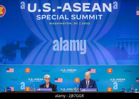 Washington DC, USA. 13.. Mai 2022. Die stellvertretende US-Außenministerin Wendy R. Sherman und Präsident Joe Biden nehmen am US-ASEAN-Sondergipfel Teil, um 45 Jahre der Beziehungen zwischen den USA und der ASEAN zu gedenken und die zentrale Rolle der ASEAN bei der Bereitstellung nachhaltiger Lösungen für die drängendsten Herausforderungen der Region zu stärken, die das Außenministerium, Harry S. Truman Gebäude in Washington, DC am 13. Mai 2022. (Foto von Oliver Contreras/Pool/ABACAPRESS.COM) Quelle: Abaca Press/Alamy Live News Stockfoto