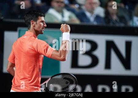 Rom, Italien. 13.. Mai 2022. Novak Djokovic feiert während des Internazionali BNL D'Italia 2022-Spiels zwischen Novak Djokovic und Felix Auger-Aliassime am 13 2022. Mai im Foro Italico, Rom, den sechsten Tag. Kredit: Giuseppe Maffia/Alamy Live Nachrichten Gutschrift: Giuseppe Maffia/Alamy Live Nachrichten Stockfoto