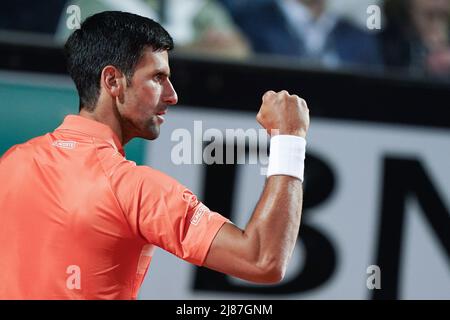 Rom, Italien. 13.. Mai 2022. Novak Djokovic feiert während des Internazionali BNL D'Italia 2022-Spiels zwischen Novak Djokovic und Felix Auger-Aliassime am 13 2022. Mai im Foro Italico, Rom, den sechsten Tag. Kredit: Giuseppe Maffia/Alamy Live Nachrichten Gutschrift: Giuseppe Maffia/Alamy Live Nachrichten Stockfoto