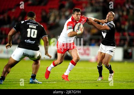 St Helens' Louie McCarthy-Scarsbrook wird während des Betfred Super League-Spiels im Totally Wicked Stadium, St. Helens, von Danny Houghton (rechts) des Hull FC angegangen. Bilddatum: Freitag, 13. Mai 2022. Stockfoto